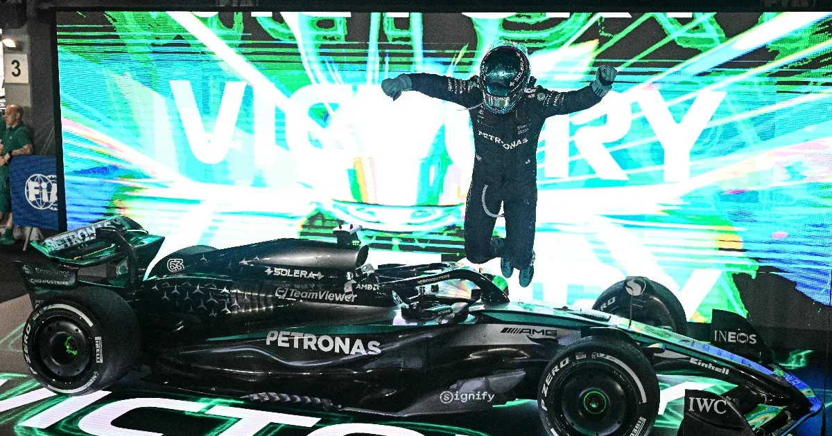 Szingapúrban izgalmas esemény történt: a világbajnoki cím új birtokosát hirdették ki, és a McLaren csapata sikeresen megőrizte a bajnoki trófeát!