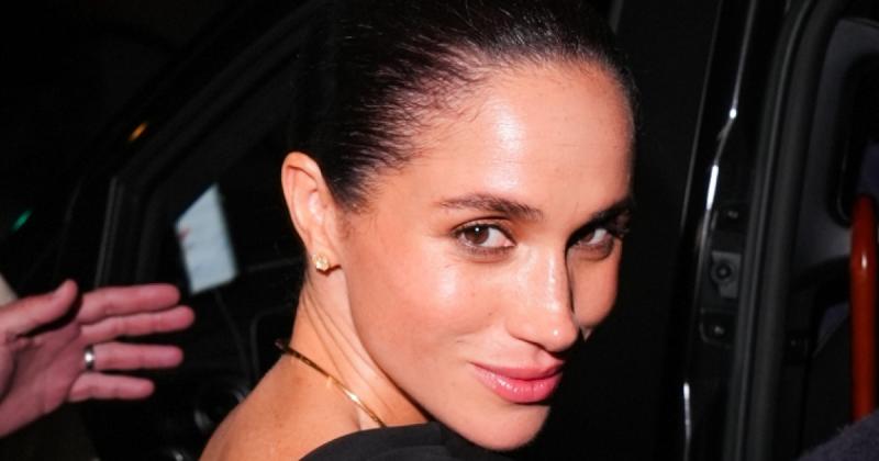 Meghan a párizsi divathéten teljesen hófehérbe öltözve tündökölt: a vörös szőnyegen nem akadt nála elegánsabb és elbűvölőbb megjelenés.