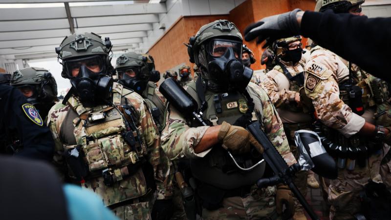 Feszültség vibrál az Egyesült Államokban: a Trump-tábor terrortámadásról és lázadások sorozatáról beszél, míg a demokraták az önkényes invázió veszélyére figyelmeztetnek.