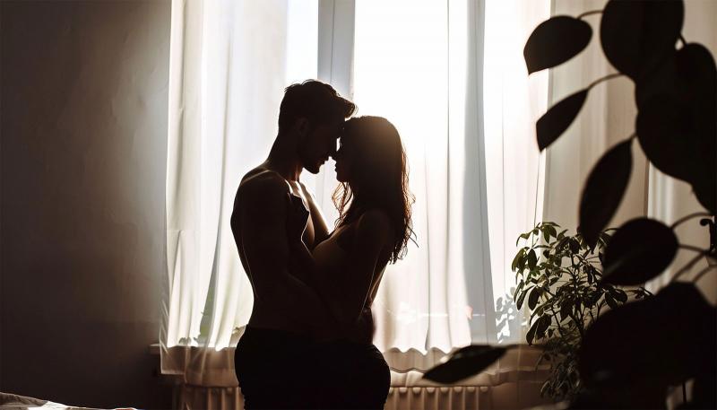 Egy izgalmas és provokatív erotikus fotó került napvilágra a TV2 népszerű sztárjáról, amelyen nem csupán ő látható.