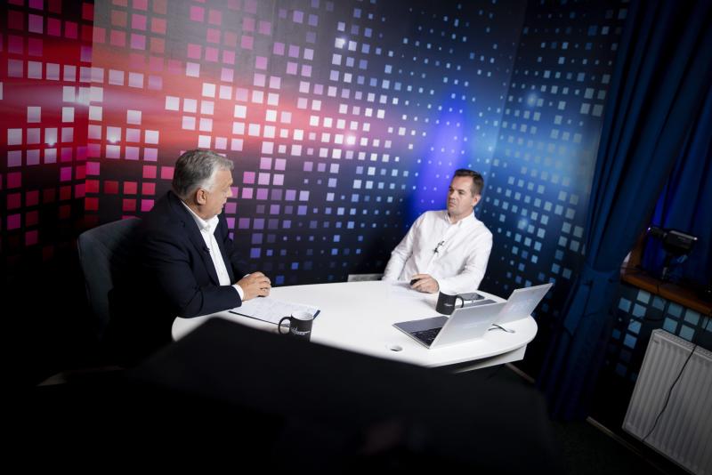 A Fidesz kommunikációs stratégiájának egyik zászlóshajója, a Harcosok órája, drámai népszerűségvesztésen ment keresztül, miután a Facebook letiltotta a politikai hirdetéseket. A csodafegyverként emlegetett műsor nézettsége jelentősen csökkent, ami új kihí