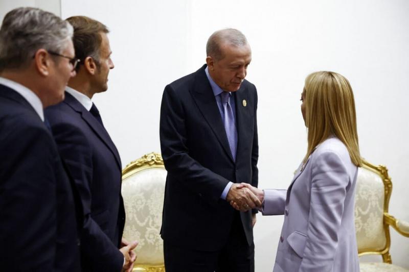 Erdogan úgy tűnik, nem restellne Meloni kezéből kivenni a cigarettát, de sajnos ennél sokkal aljasabb cselekedetekre is hajlamos, amikor nőkről van szó.