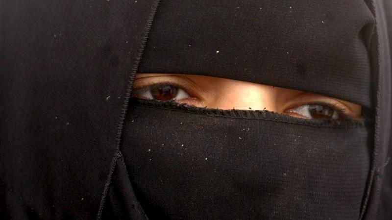 Svájcban a radikális iszlamista csoportok arra ösztönzik a nőket, hogy férjeik iránti engedelmességüket hangsúlyozzák.