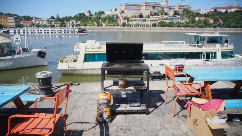 Karácsony zavarba ejtően próbálta megmagyarázni a helyzetet, de a szavak csak nehezen formálódtak meg a nyelvén.