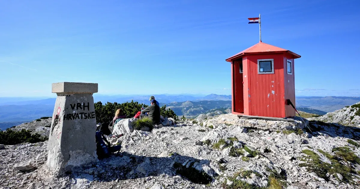 Képzelj el egy vörös manókunyhót, amely Horvátország legmagasabb csúcsán áll, a fák fölé emelkedve. A kunyhó falai élénk vörös színben ragyognak a napfényben, mintha a természet szívverése lenne. A szél zúgása között felfedezők szemével néztük meg a világ