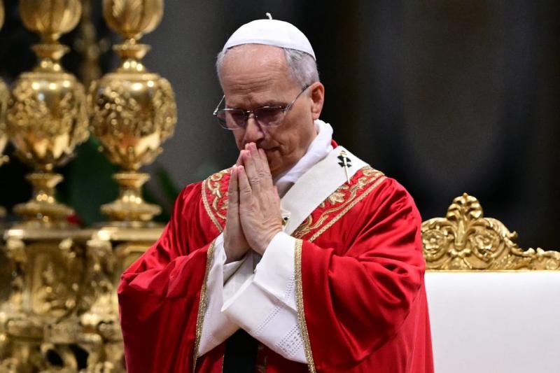 A pápa döntése értelmében egykori sátánista papot is szentté avat, ami különleges jelentőséggel bír. Ezzel a lépéssel nem csupán a megváltás és a megbocsátás üzenete kerül a középpontba, hanem Venezuela számára is elérkezik a történelmi pillanat, amikor e