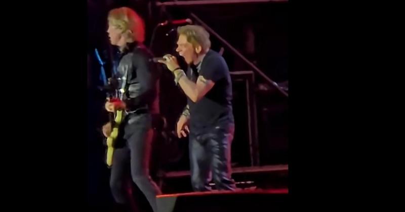 Megdöbbentő pillanat történt a Guns N' Roses koncertjén: Axl Rose váratlan dühkitörést élt át, mielőtt távozott a színpadról.