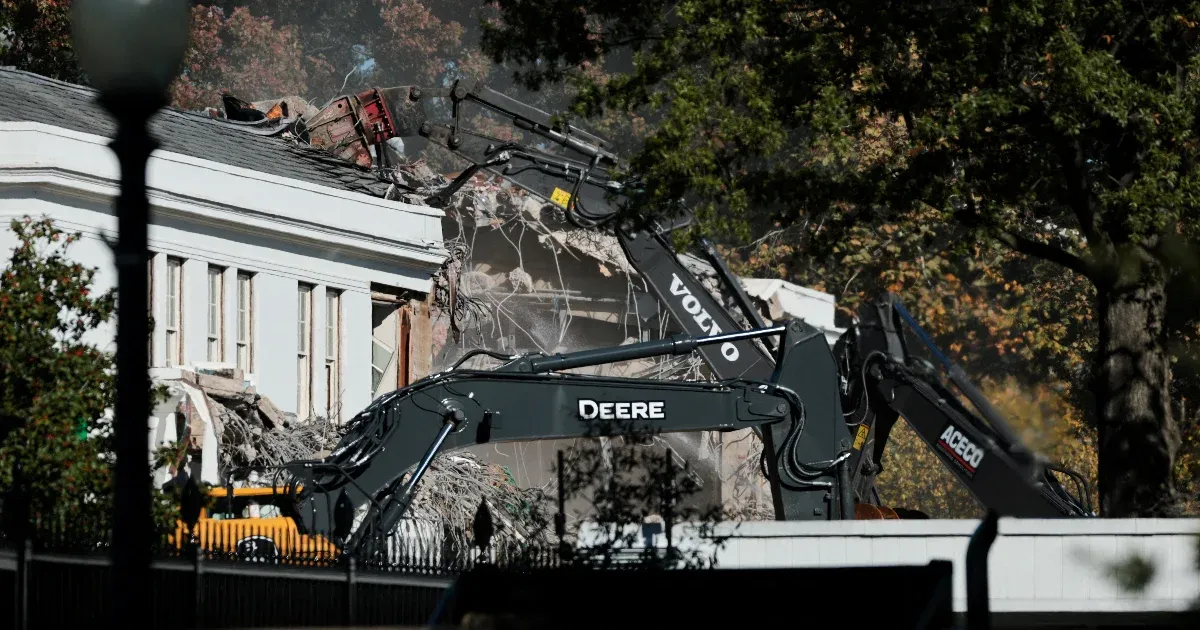 Trump nekilátott a Fehér Ház átalakításának, hogy létrehozzon egy grandiózus báltermet, amely lenyűgöző látványt nyújt. Az épület régi formáját fokozatosan felváltja egy modern, impozáns dizájn, amely tükrözi ambiciózus elképzeléseit. A tervek szerint a b