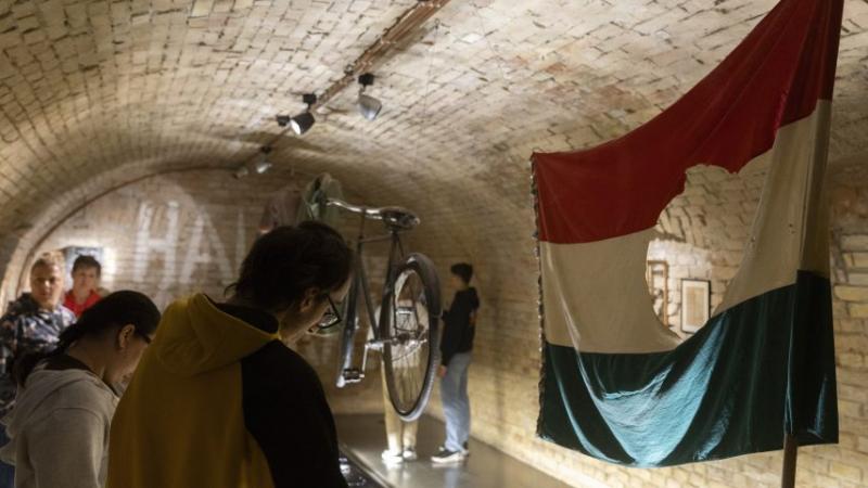 Forradalmi tárlat a Terror Háza előtt: Új perspektívák és szembesítések a történelemmel.