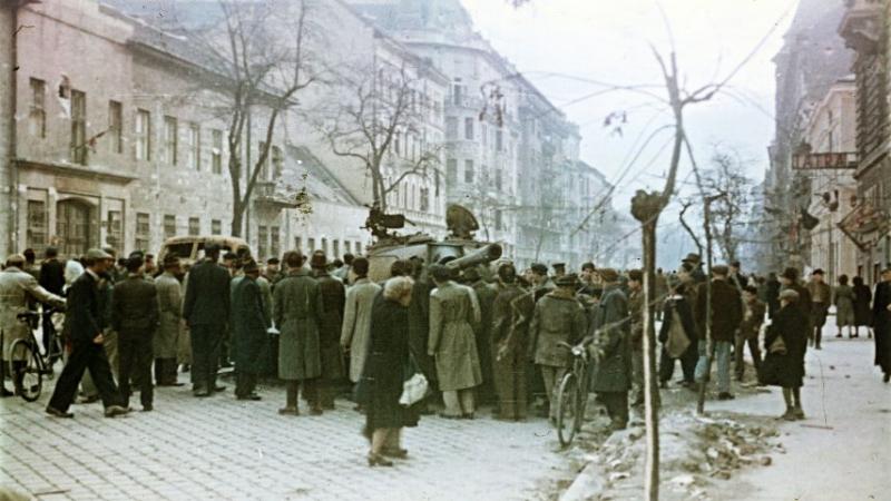 A forradalom képkockákban: A legemlékezetesebb filmek 1956 szellemében

1956-os forradalmunk eseményei nem csupán a történelem könyveiben élnek tovább, hanem a mozgóképek által is megelevenednek. E filmek képesek átadni a kor hangulatát, a bátorságot és a