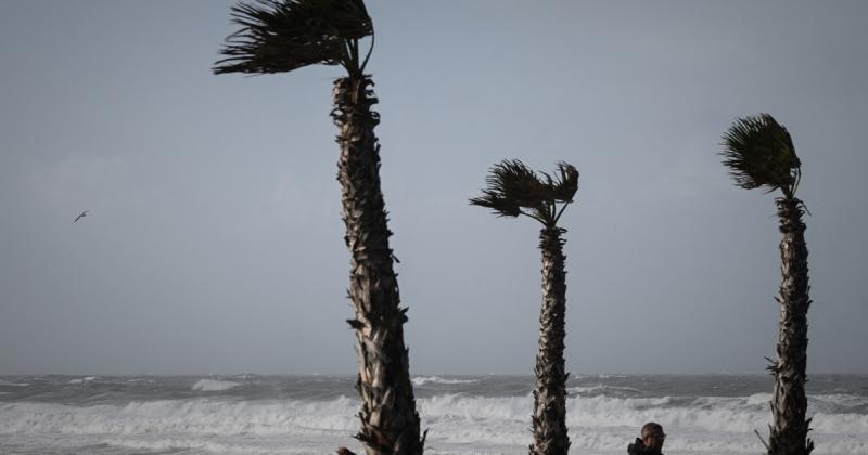 Hatalmas hurrikán vonult át Franciaország területén, és ennek következtében körülbelül százezer otthon maradt áramellátás nélkül.