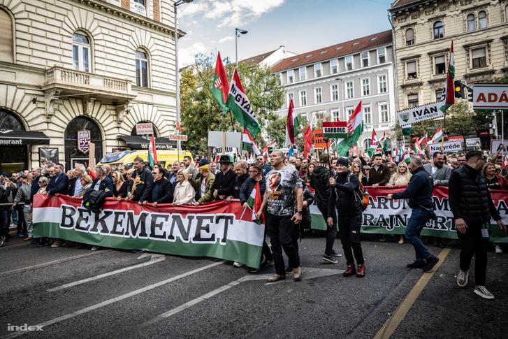 Már az Alkotmány utcánál megkezdődött a Békemenet, ahol a résztvevők lelkesedése és elkötelezettsége szinte tapintható volt. A tömeg színes transzparensekkel és zászlókkal vonult, miközben a zene és a közös éneklés hangjai betöltötték a levegőt. Az embere