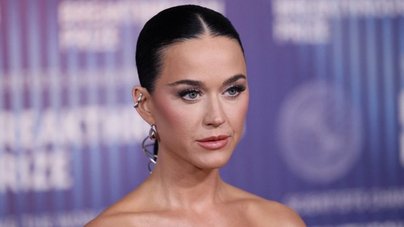 Katy Perry új fejezetet nyitott az életében! Egy jacht fedélzetén szenvedélyesen csókolózott legújabb kedvesével, ami igazán izgalmas pillanatokat hozott a számára.