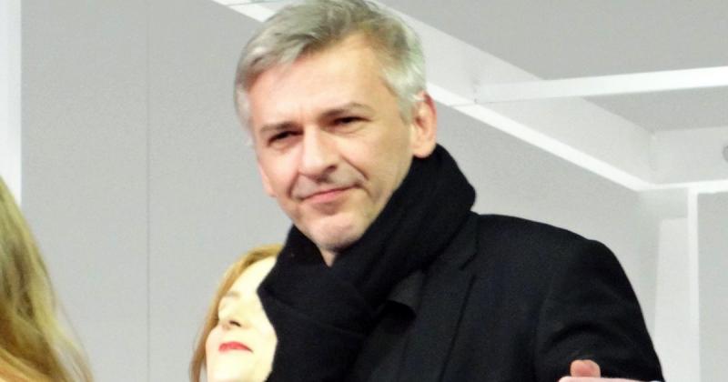 Alföldi Róbert határozottan visszautasítja azokat az alaptalan híreszteléseket, amelyek felháborító módon elferdítik az ő személyes és szakmai hírnevét.