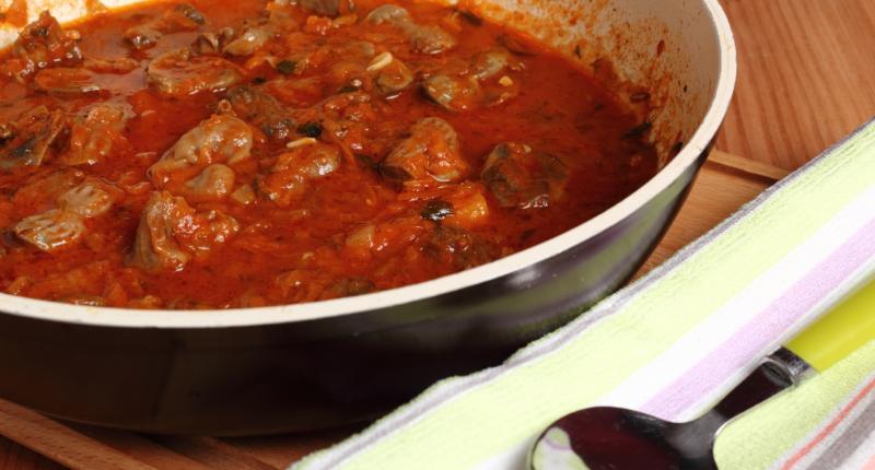 Hó végén érdemes átgondolni a költségvetésünket, különösen, ha az étkezésről van szó. Íme hét ízletes és pénztárcabarát étel, amelyekkel megkímélhetjük magunkat a kiadásoktól, miközben élvezhetjük a finom fogásokat:

1. **Zöldséglevest**: Egy adag zöldség