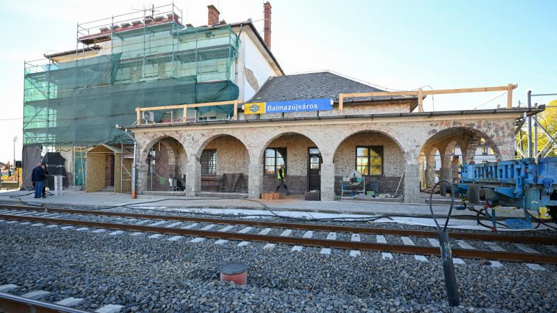 A MÁV 15 milliárd forintos beruházással modernizálja állomásait: légkondicionált várótermek várják majd az utasokat.