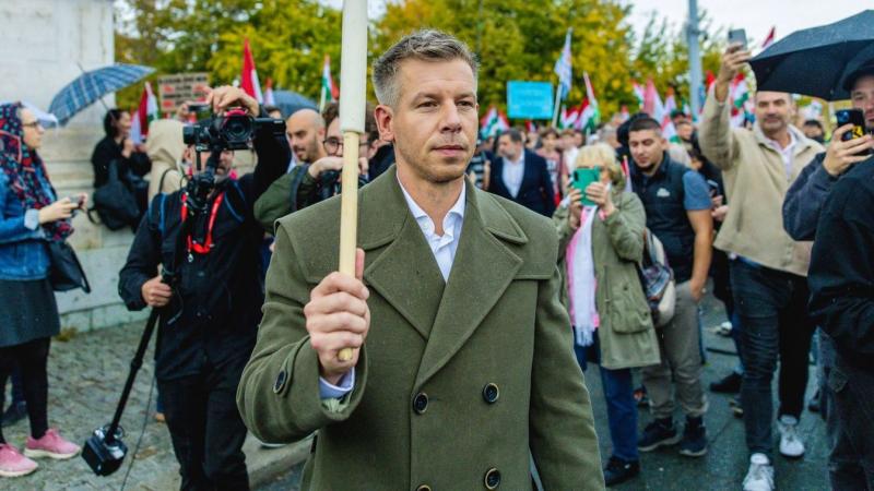 A tisztségviselők nem csupán a fizetéseket érintő levonásokkal sújtanák a dolgozókat, hanem a nyugdíjakra is kiterjesztenék a terheket.