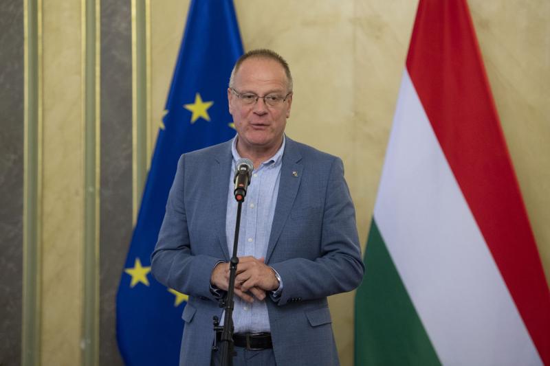 Navracsics Tibor beszámolt a közszolgálatban dolgozók béremeléséről (VIDEÓ)