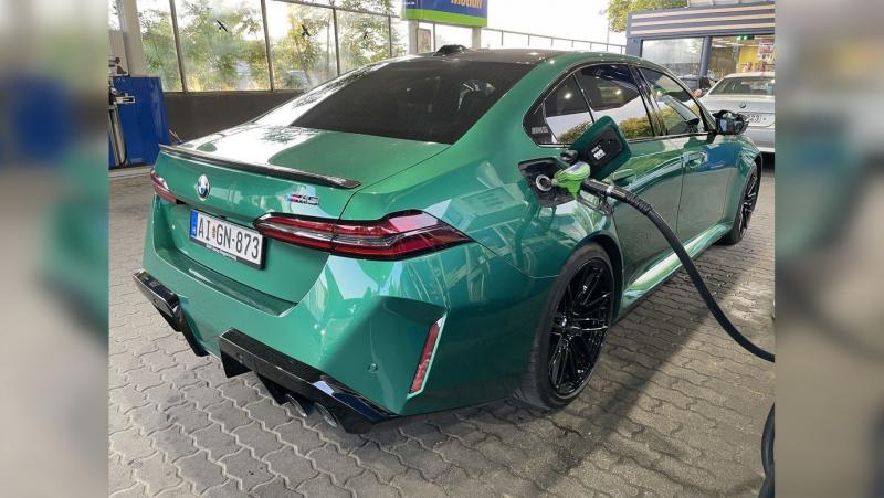 A százhalombattai tűzeset ellenére az üzemanyagárak továbbra is csökkenő tendenciát mutatnak – számol be a Totalcar.