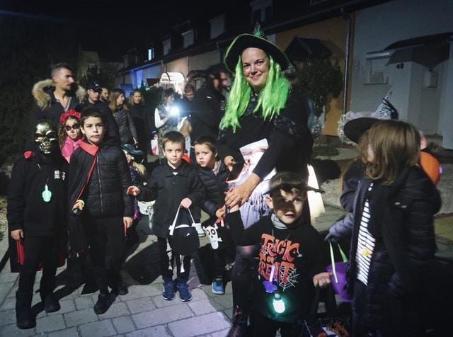 Több száz rémisztő jelmezbe öltözött kisgyerek lepte el a Vacsi közti utcákat, vidám nevetésekkel és ijesztő kiáltásokkal fűszerezve a halloween-i hangulatot.